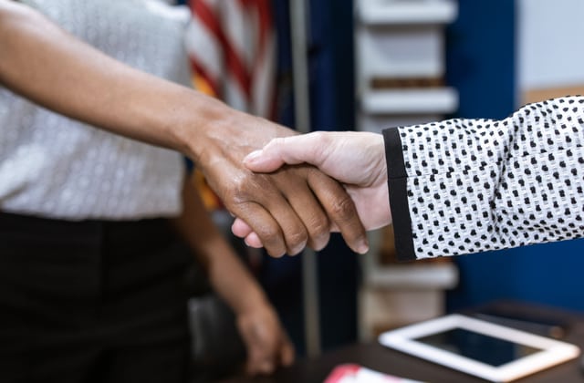 Naplens confirming the delivery guarantee with a handshake